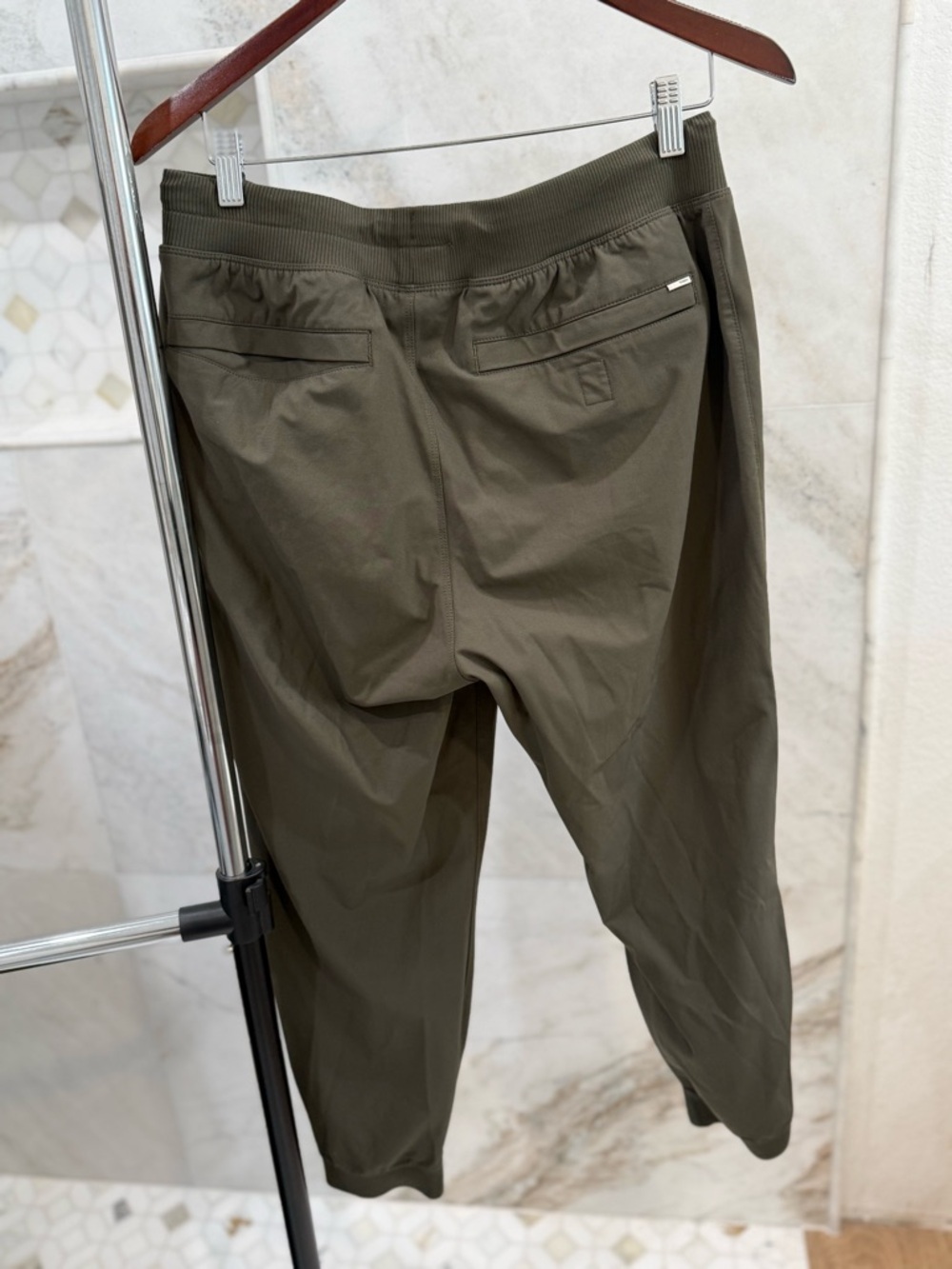 Vuori Men's Meta Performance Joggers size L in Olive Green - Picture 2 of 2